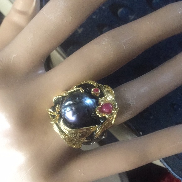 Jewelry - Beautiful Natural Baroque BlackTahitian pearl ruby